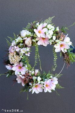 atrakcyjny wianek kwiatowy z magnolią, Barcelitta 2 Subtelle, śr.58cm 