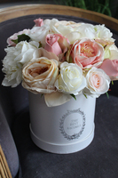 kompozycja kwiatowa / bukiet Flowerbox Maria Antonina, wys.32cm