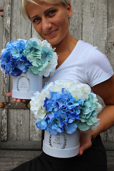 kompozycja kwiatowa / bukiet Flowerbox, Hortense Blue wys.23cm 