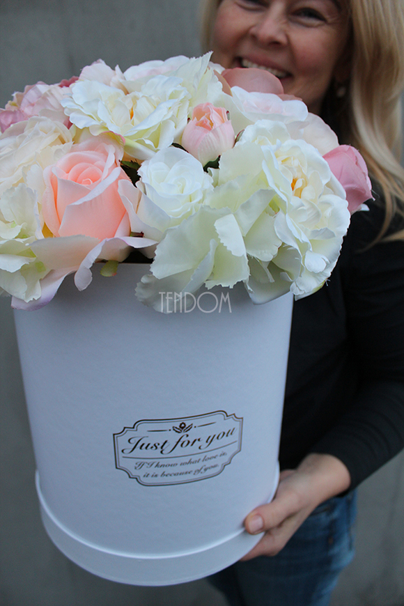 First Romance, kompozycja kwiatowa / bukiet Flowerbox, wys.38cm