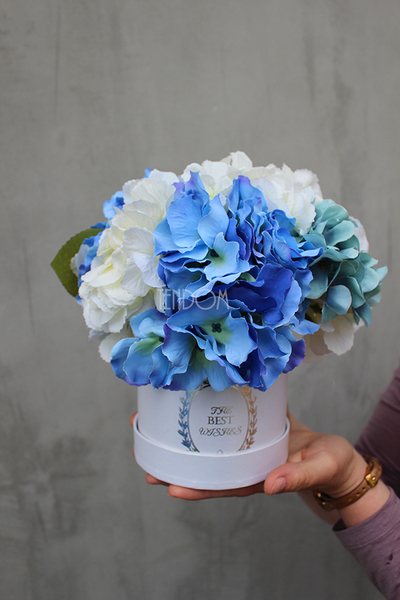 kompozycja kwiatowa / bukiet Flowerbox, Hortense Blue wys.23cm 