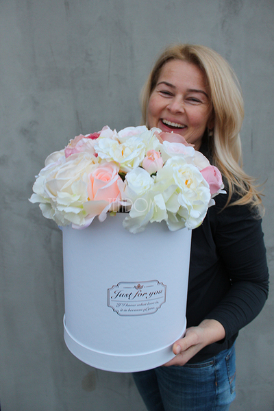 First Romance, kompozycja kwiatowa / bukiet Flowerbox, wys.38cm