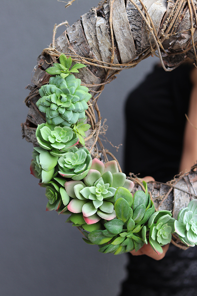 stylowy wianek z sukulentami na oryginalnym spodzie, Sukulentas, śr.32cm