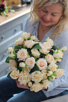 bardzo bogaty kosz z kremowymi sztucznymi różami, Romace Krem, wys. 32cm