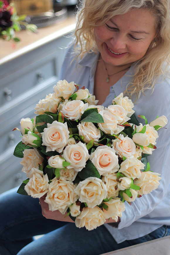 bardzo bogaty kosz z kremowymi sztucznymi różami, Romace Krem, wys. 32cm