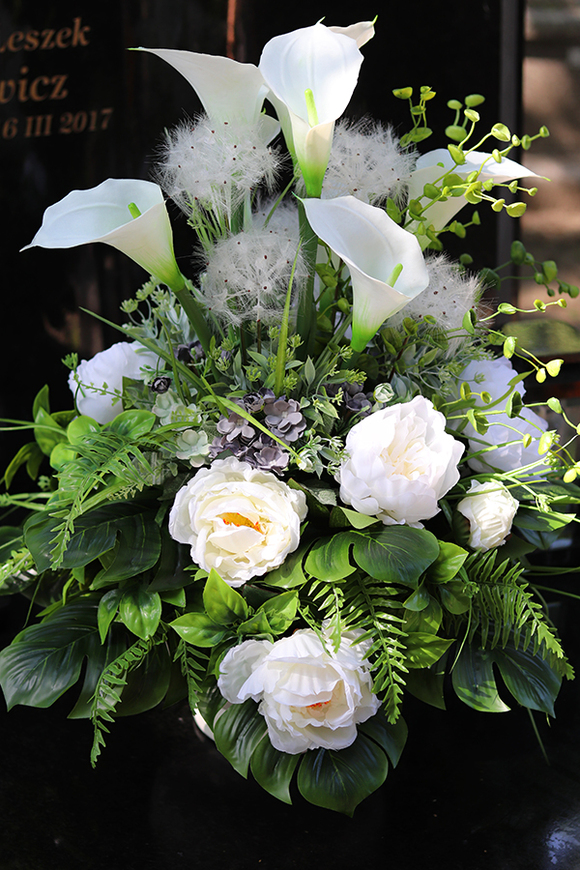 bukiet nagrobny w białym naczyniu, White Angels, wys.70cm 