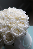 Biała Rezydencja, flowerbox z wysokiej jakości śmietankowymi różami, wys.35cm