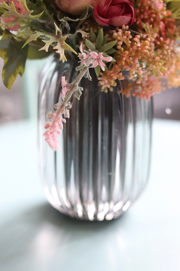 Jasmina Amore, bukiet kwiatowy w szklanym wazonie, wys.27cm