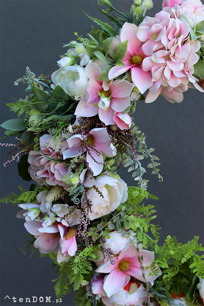 Barcelitta Extra, wianek kwiatowy z magnolią, śr.58cm 