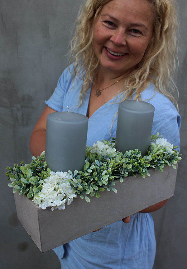 Trasetra, kompozycja kwiatowa ze świecami, wys.21cm