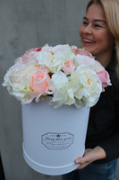 First Romance, kompozycja kwiatowa / bukiet Flowerbox, wys.38cm