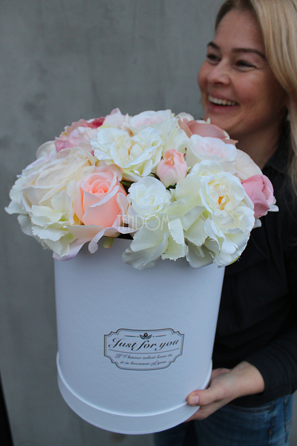 First Romance, kompozycja kwiatowa / bukiet Flowerbox, wys.38cm