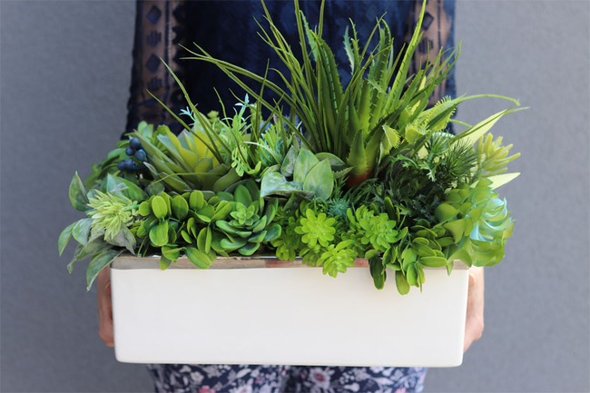 Anya Blue, kompozycja w białej donicy z niebieskimi dodatkami, wys.38cm