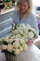 bardzo bogaty kosz z kremowymi sztucznymi różami, Romace Krem, wys. 32cm