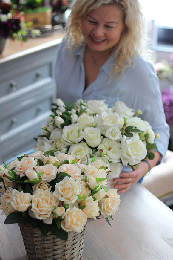 bardzo bogaty kosz z kremowymi sztucznymi różami, Romace Krem, wys. 32cm