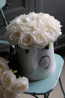 Biała Rezydencja, flowerbox z wysokiej jakości śmietankowymi różami, wys.35cm