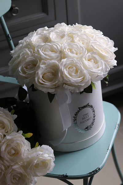 Biała Rezydencja, flowerbox z wysokiej jakości śmietankowymi różami, wys.35cm