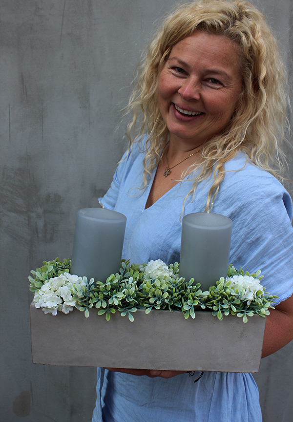 Trasetra, kompozycja kwiatowa ze świecami, wys.21cm