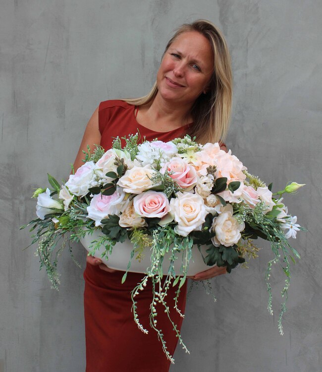 bardzo elegancka kompozycja kwiatowa Laos Eligia, wys.30cm, dł.70cm