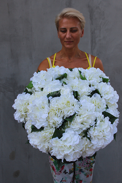 kompozycja kwiatowa Grigio biała hortensja M, wys.53cm