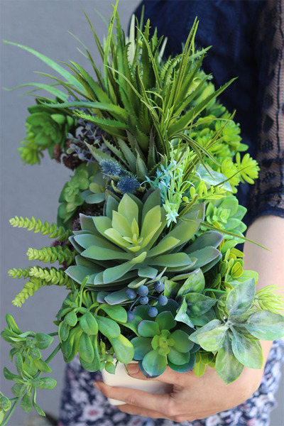 Anya Blue, kompozycja w białej donicy z niebieskimi dodatkami, wys.38cm