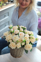 bardzo bogaty kosz z kremowymi sztucznymi różami, Romace Krem, wys. 32cm