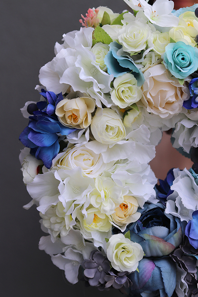 Blue Garden Mini, gęsty wianek z niebiesko - białych hortensji, śr.32cm