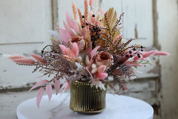 Ferania, kompozycja z suszu i różowych kwiatów, wym.36x40cm