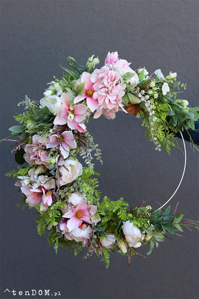 Barcelitta Extra, wianek kwiatowy z magnolią, śr.58cm 