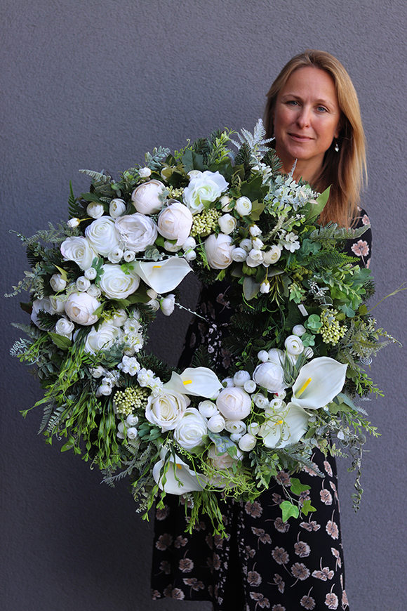 Fortissimo, duży wieniec nagrobny z kallami, śr.68cm 