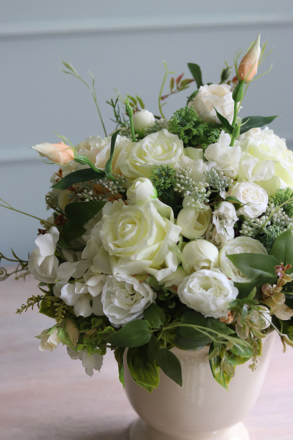 Gerfia, kompozycja kwiatowa w kremowym naczyniu, wys.46cm