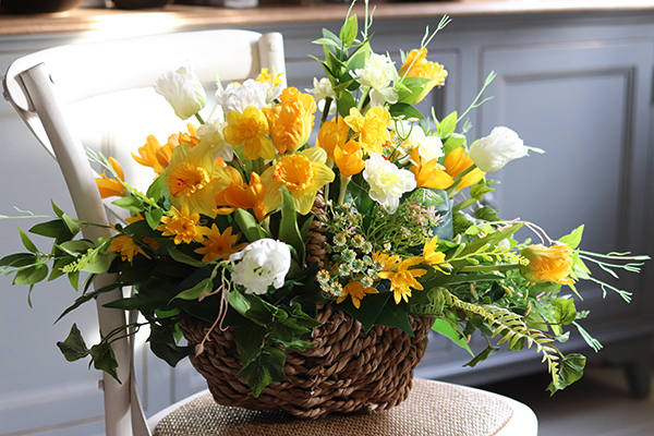 dekoracyjny kosz z żółtymi kwiatami, Wiosenny Klimat, wys.46cm