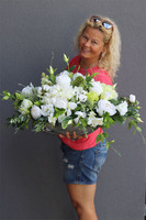 elegancka kompozycja kwiatowa w bieli, Magdalena Grande, wys.44cm, dł.85cm