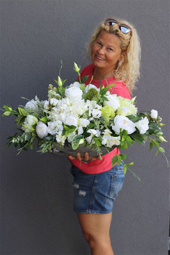 elegancka kompozycja kwiatowa w bieli, Magdalena Grande, wys.44cm, dł.85cm