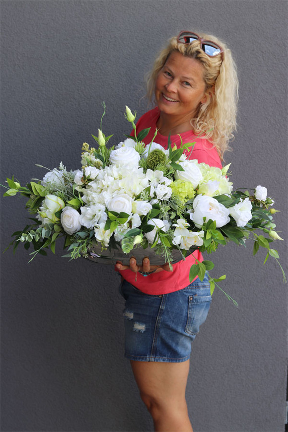 elegancka kompozycja kwiatowa w bieli, Magdalena Grande, wys.44cm, dł.85cm