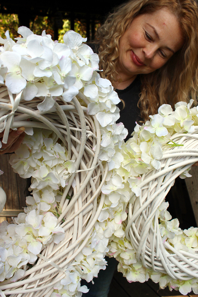 Biała Hortensja wianek podwieszany z dzwoneczkami ceramicznymi, śr.67cm