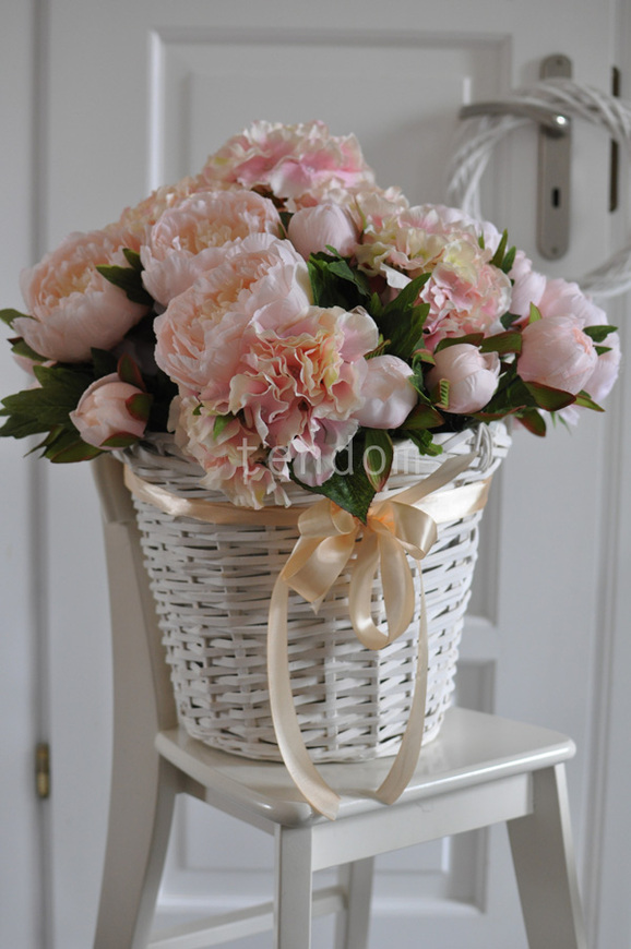 bogaty kosz z bladoróżowymi hortensjami i piwoniami Provance 50x50cm 
