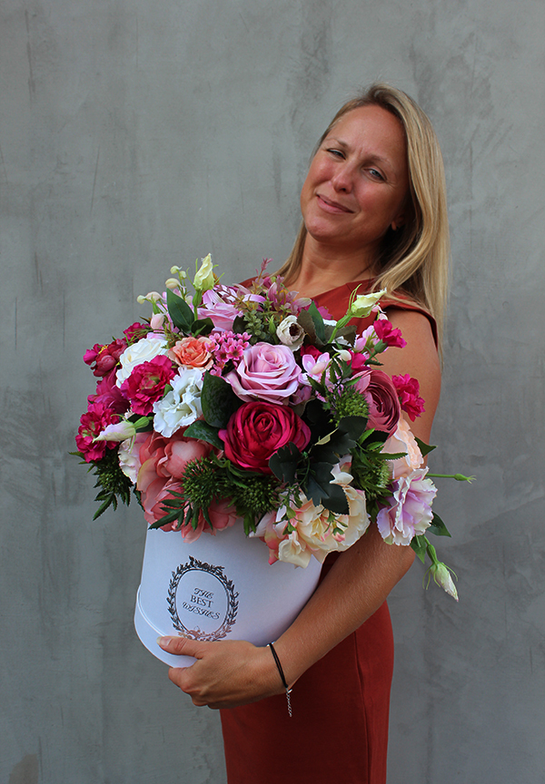 Diora White, ekskluzywny flowerbox, kompozycja kwiatowa, wys.42cm