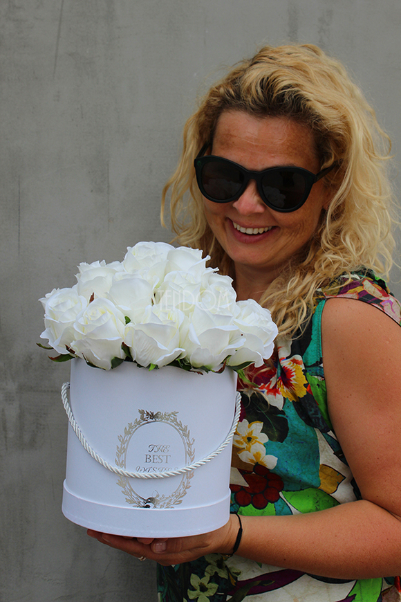 Biały Box, kompozycja kwiatowa / bukiet / Flowerbox, wys.24cm