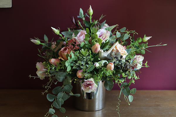 Figaro Silver Small, efektowna kompozycja kwiatowa w lustrzanym wazonie, wys.50cm