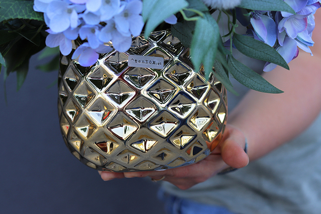 Gerinia, błękitna kompozycja kwiatowa w złotej donicy, wym.40x38x32cm