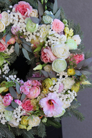 Tenorra, duży biało - różowy wieniec na iglastych gałązkach, śr. 50cm