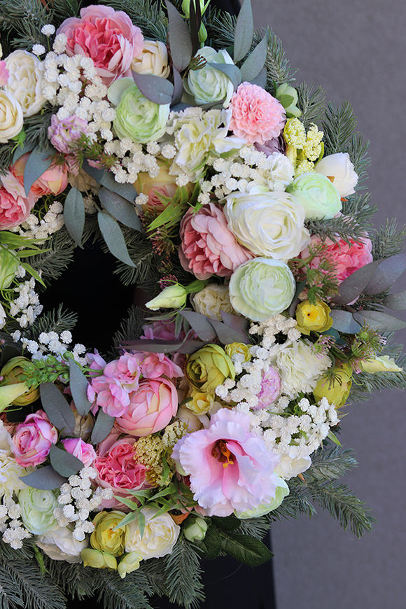 Tenorra, duży biało - różowy wieniec na iglastych gałązkach, śr. 50cm