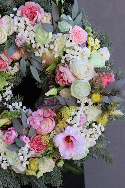 Tenorra, duży biało - różowy wieniec na iglastych gałązkach, śr. 50cm