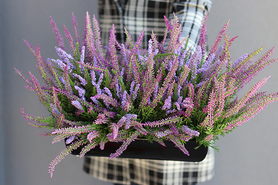 kompozycja kwiatowa w czarnej donicy, Wrzosy Novelty, wym.28x55cm  