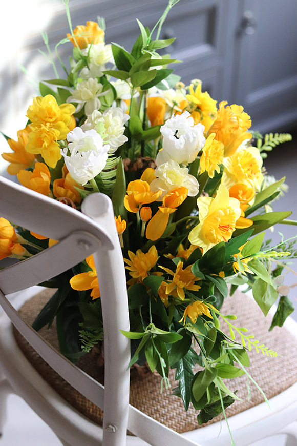 dekoracyjny kosz z żółtymi kwiatami, Wiosenny Klimat, wys.46cm