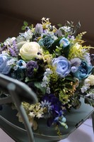 Blulla, wiosenna kompozycja kwiatowa w białej misce, wys.26cm