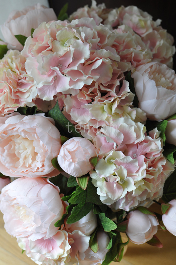 bogaty kosz z bladoróżowymi hortensjami i piwoniami Provance 50x50cm 