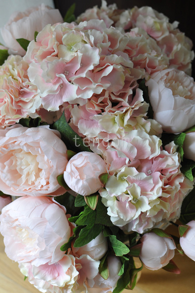 bogaty kosz z bladoróżowymi hortensjami i piwoniami Provance 50x50cm 