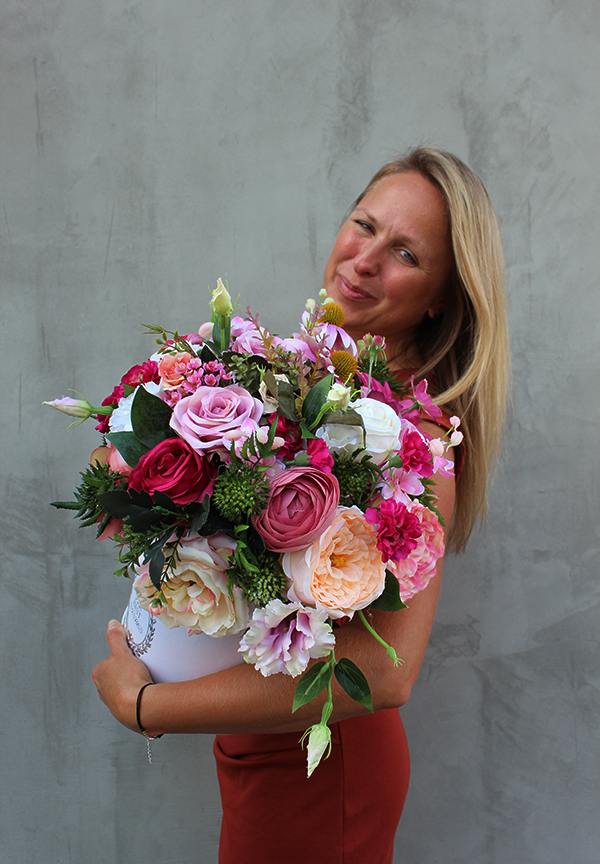 Diora White, ekskluzywny flowerbox, kompozycja kwiatowa, wys.42cm